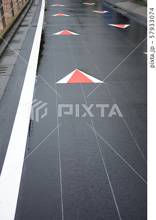 路面減速標識 57933074