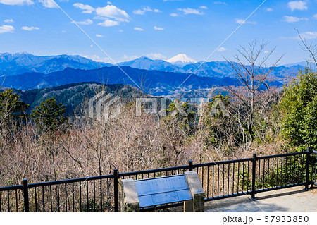 高尾山頂上から望む富士山 ４月 の写真素材