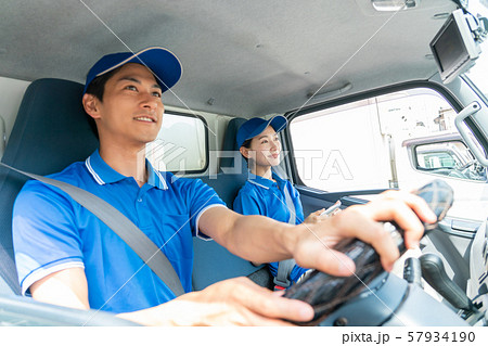 ドライバー トラック 配送業 宅配 ビジネスイメージ 57934190