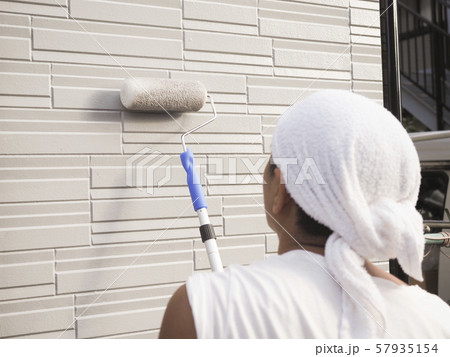 戸建て住宅の外壁を塗る塗装職人 57935154