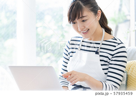 パソコンを見る主婦 57935459