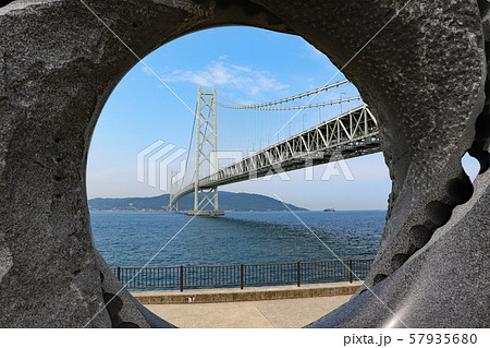 神戸・舞子公園から眺める明石海峡大橋と淡路島 神戸・舞子公園から眺める明石海峡大橋と淡路島 57935680