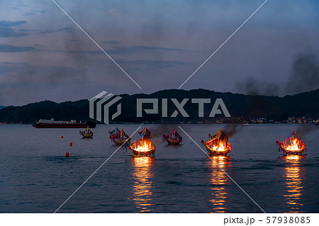 京都府　宮津市　宮津燈籠流しの精霊船　燃える船 57938085