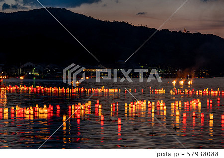 京都府　宮津市　宮津燈籠流しの精霊船　紅白の追っかけ灯籠 57938088