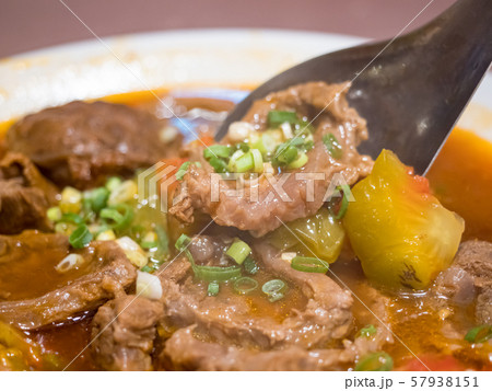 Baked beef stew with tomato 57938151