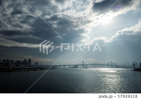 東京湾の薄明光線 57939328