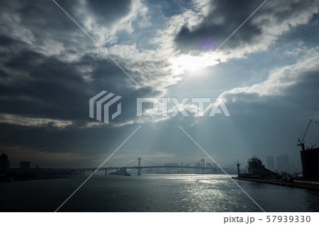 東京湾の薄明光線 57939330