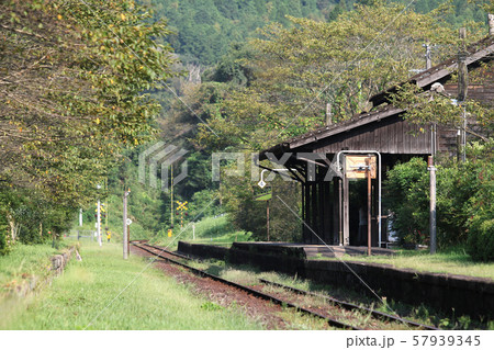 ローカル線の駅と線路 ローカル線の駅と線路 57939345