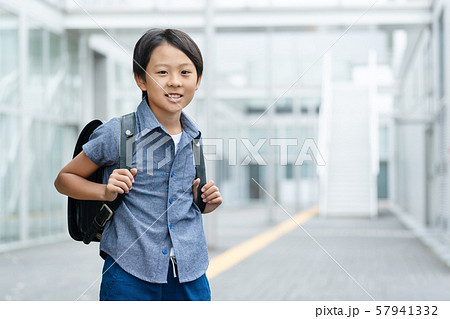小学生 学校 男の子 キャンパスイメージ 57941332