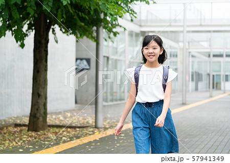 小学生 女の子 学校 スクールライフイメージの写真素材