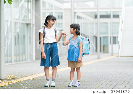 小学生 女の子 学校 スクールライフイメージ 57941379