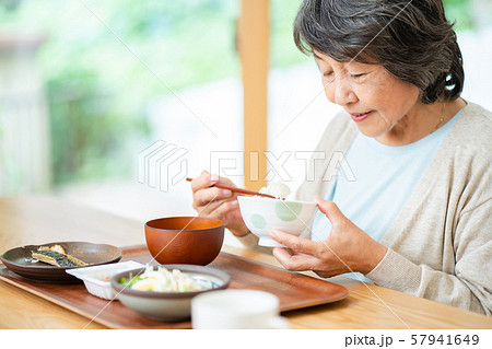 シニア 食事をするシニア女性  おばあちゃん 57941649