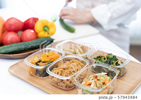 常備菜を詰める主婦の手元 57943984