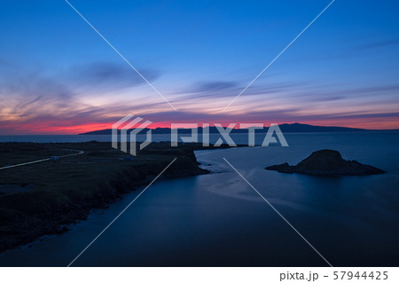 北海道利尻島のマジックアワーの風景 57944425