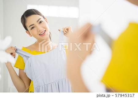 女性 ショッピング 女性 ショッピング 57945317