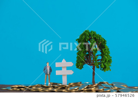 Figure miniature businessman or small people Figure miniature businessman or small people 57946526