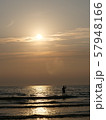 マジックアワーの波打ち際 57948166