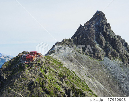槍ヶ岳と槍ヶ岳山荘 槍ヶ岳と槍ヶ岳山荘 57950008