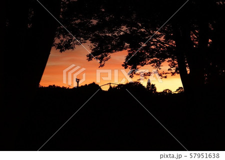 夕焼け 57951638