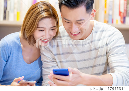 couple use smartphone together 57955314