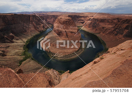 アンテロープキャニオンのすぐ近く　コロラド川が馬蹄形に蛇行するホースシューベント 57955708