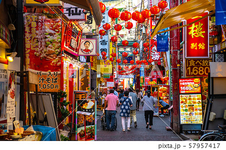 日本の横浜都市景観 横浜中華街を望む(市場通り) 日本の横浜都市景観 横浜中華街を望む(市場通り) 57957417