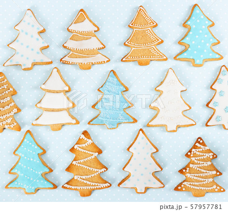 Christmas pattern of ginger cookies  57957781