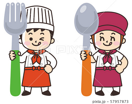 大きなスプーンとフォークを持つ子供シェフ 57957873