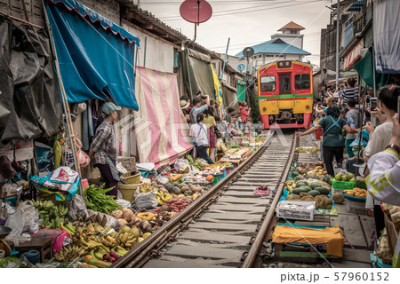 メークロン市場とメークロン鉄道 タラート ロムフープ Maeklong Marketの写真素材