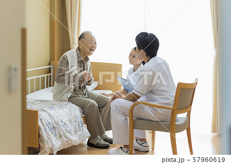 介護施設 シニア男性 医師 57960619