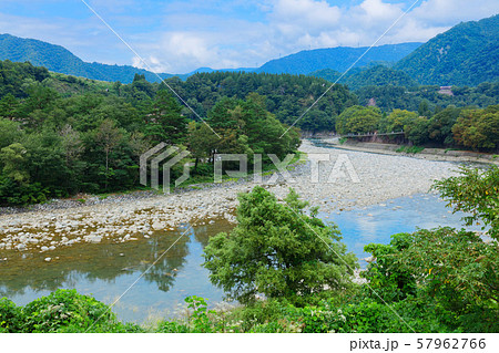 白川郷　庄川と吊り橋 57962766