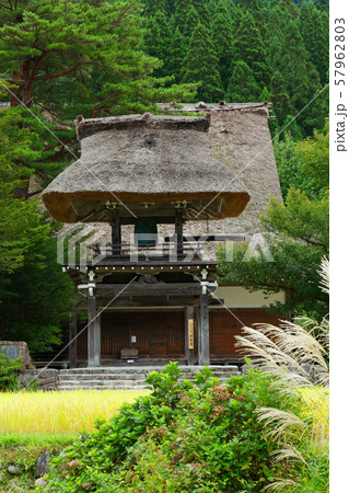 白川郷　合掌造りの寺　明善寺鐘楼門　 57962803