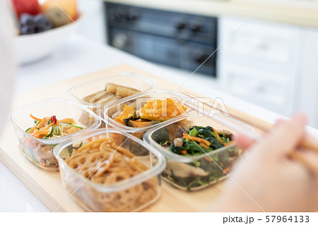 常備菜を詰める主婦の手元 57964133