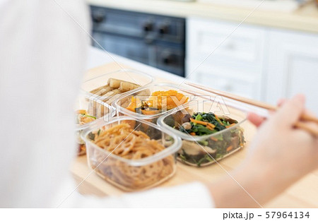 常備菜を詰める主婦の手元 57964134