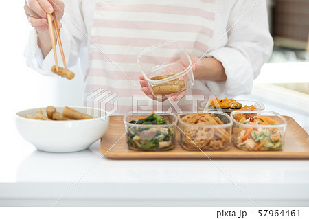 常備菜を詰める女性の手元 57964461