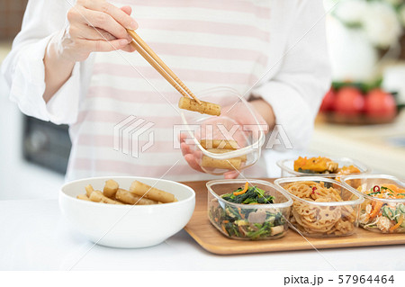 常備菜を詰める女性の手元 常備菜を詰める女性の手元 57964464