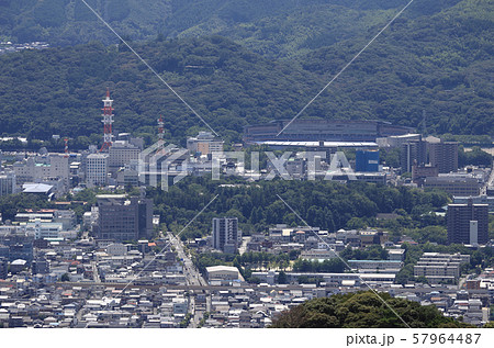 高知市街を北から俯瞰する。JR入明駅、高知城周辺、高知競輪場、筆山。 高知市街を北から俯瞰する。JR入明駅、高知城周辺、高知競輪場、筆山。 57964487