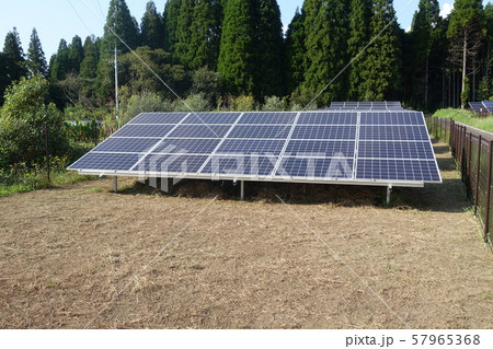 草刈り後の太陽光発電所 57965368