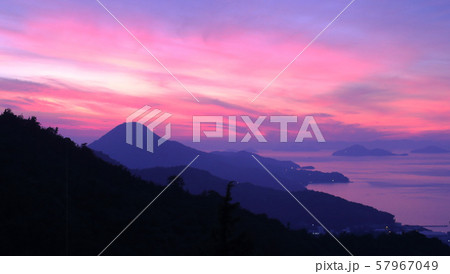 夕焼けの荘内半島(浦島伝説)、紫雲出山を詫間側から見る 夕焼けの荘内半島(浦島伝説)、紫雲出山を詫間側から見る 57967049