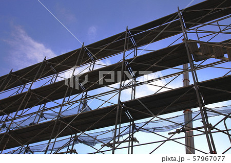 足場 工事現場 鳶 足場先行 手すり先行 足場組立 組立 素材の写真素材