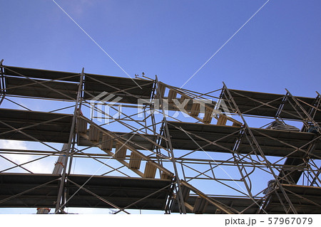 足場 工事現場 鳶 足場先行 手すり先行 足場組立 組立 ステップ 階段 素材の写真素材