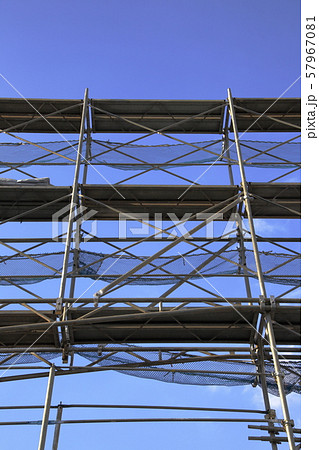 足場 工事現場 鳶 足場先行 手すり先行 足場組立 組立 素材の写真素材