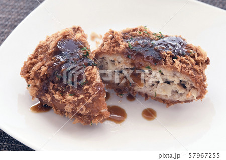 メンチ　メンチカツ　揚げ物　フライ　ソース　食べ物　フード　お惣菜　おかず 57967255