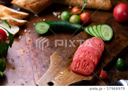 サンドイッチ作りの様子 57968979