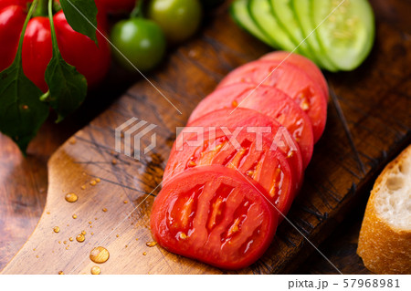 サンドイッチ作りの様子 57968981