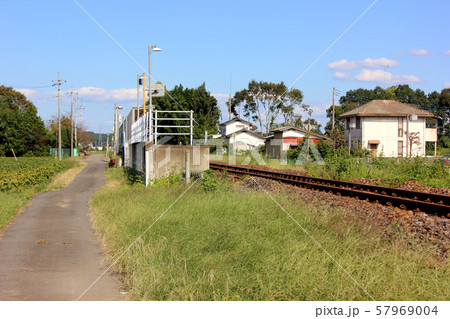 駅のホームに通じる小道から見た烏山線の下野花岡駅 1 の写真素材