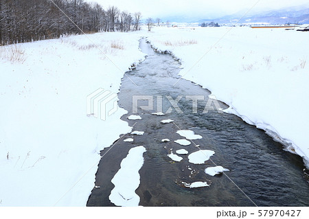 富良野市　ベベルイ川雪景色 57970427
