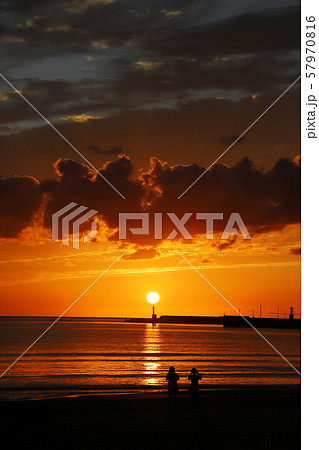 稲佐の浜の夕陽 57970816