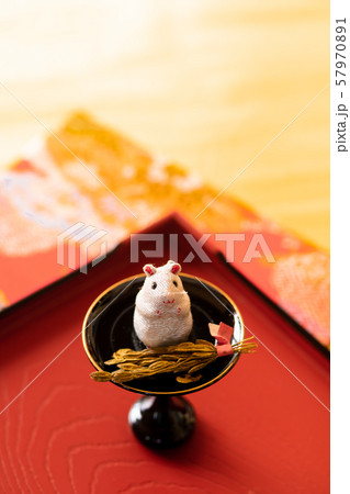 稲穂と子ねずみ 57970891