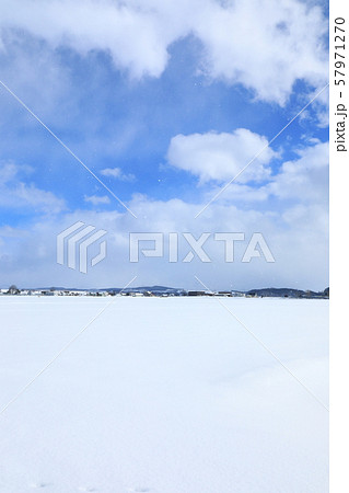 青空と住宅街遠景　雪景色 57971270